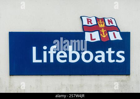 Logo RNLI sulle imbarcazioni di salvataggio su una stazione di salvataggio, Inghilterra, Regno Unito. Royal National Lifeboat Institution Foto Stock