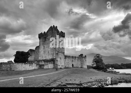 Rovine del castello di Ross a Lough Leane, spettacolare cielo serale, nuvole di pioggia, monocromatico, Killarney National Park, strada panoramica Ring of Kerry, Iveragh Penins Foto Stock