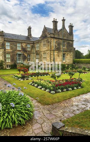 Residenza con giardini, Muckross House & Gardens, Killarney National Park, Ring of Kerry, Iveragh Peninsula, County Kerry, Irlanda, Euro Foto Stock