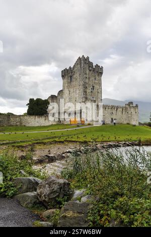 Le rovine del castello di Ross sulla riva del lago, Lough Leane, Killarney National Park, Ring of Kerry, Iveragh Peninsula, County Kerry, Irlanda, Europa Foto Stock