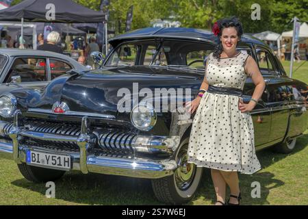 L'incrociatore stradale americano Petticoat Denise di fronte alla Ford Mercury Foto Stock