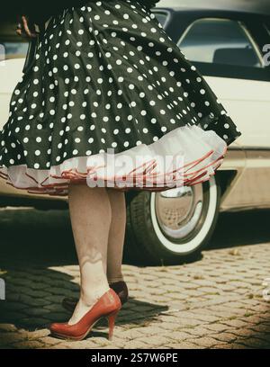 Incrociatore da strada americano d'epoca Buick con donna e petticoat Foto Stock