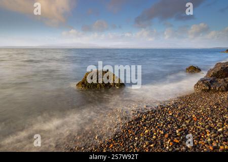 Splendida vista panoramica con una roccia solitaria a Ganavan Sands, vicino Oban, West Highland, Scozia, Regno Unito. Foto Stock