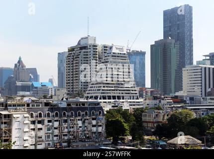 Una vista del moderno skyline dietro la stazione BTS di Chong Nonsi a Bangkok, Thailandia. Foto Stock