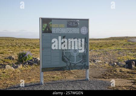 Cartello informativo, Arctic Henge, vicino a Raufarhoefn, Islanda, si ispira al mitico mondo del poema eddico Voeluspa (Profezia della Seeress), und Foto Stock