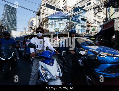 Traffico su via Charoen Krung a Bangkok, Thailandia. Foto Stock