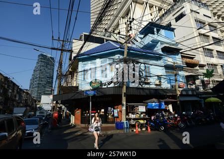 Il caffè Amazon all'angolo tra Charoen Krung e si Wiang Street vicino a si Lom Road a Bangkok, Thailandia. Foto Stock