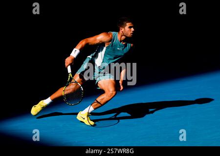 Melbourne, Victoria, Australia. 19 gennaio 2025. MELBOURNE, AUSTRALIA - 19 GENNAIO: Carlos Alcaraz, spagnolo, corre a una palla mentre gioca a Jack Draper, britannico, l'ottavo giorno degli Australian Open 2025 al Melbourne Park il 19 gennaio 2025 a Melbourne, Australia. (Credit Image: © Chris Putnam/ZUMA Press Wire) SOLO PER USO EDITORIALE! Non per USO commerciale! Foto Stock