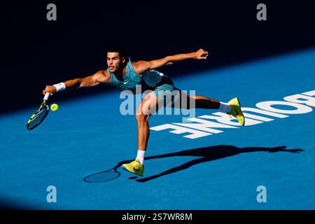 Melbourne, Victoria, Australia. 19 gennaio 2025. MELBOURNE, AUSTRALIA - 19 GENNAIO: Carlos Alcaraz di Spagna colpisce in anticipo Jack Draper del Regno Unito nell'ottavo giorno degli Australian Open 2025 al Melbourne Park il 19 gennaio 2025 a Melbourne, Australia. (Credit Image: © Chris Putnam/ZUMA Press Wire) SOLO PER USO EDITORIALE! Non per USO commerciale! Foto Stock