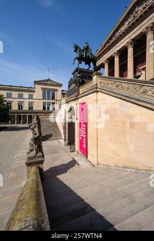 Berlino. Germania. Museum Island, Museumsinsel, alte Nationalgalerie (Vecchia Galleria Nazionale, destra) e Neues Museum (nuovo Museo, sinistra). Foto Stock