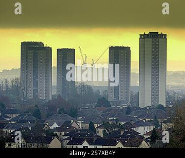 Glasgow, Scozia, Regno Unito. 20 gennaio 2025. Meteo nel Regno Unito: Nuvoloso in città ha visto una giornata buia per la gente del posto. Accreditare le torri di scotstoun sulla riva nord del fiume clyde. Gerard Ferry/Alamy Live News Foto Stock