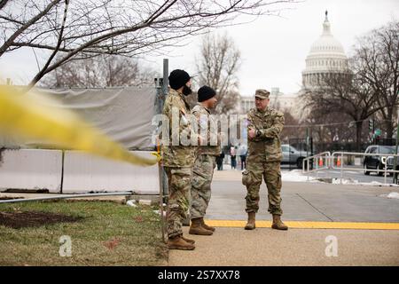 Arlington, Stati Uniti d'America. 18 gennaio 2025. Arlington, Stati Uniti d'America. 18 gennaio 2025. U. I soldati dell'Esercito S con la Guardia Nazionale del Connecticut si assicurarono la National Gallery of Art in preparazione agli eventi del 60th Inauguration, 18 gennaio 2025 a Washington, DC U. Il Presidente eletto Donald Trump presterà giuramento il 20 gennaio. Crediti: PFC. Emmanuel Gibson/U. S Army Photo/Alamy Live News Foto Stock