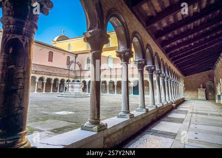 Säulen, Kreuzgang, Innenhof, Kirche, Chiesa di San Michele in Isola, Friedhofsinsel Cimitero di San Michele, Venedig, Venetien, Italien *** colonne, chiostro, cortile, chiesa, chiesa di San Michele in Isola, cimitero dell'isola Cimitero di San Michele, Venezia, Veneto, Italia Foto Stock