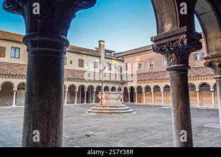 Säulen, Kreuzgang, Innenhof, Kirche, Chiesa di San Michele in Isola, Friedhofsinsel Cimitero di San Michele, Venedig, Venetien, Italien *** colonne, chiostro, cortile, chiesa, chiesa di San Michele in Isola, cimitero dell'isola Cimitero di San Michele, Venezia, Veneto, Italia Foto Stock