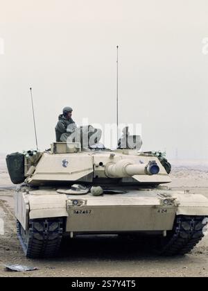 Prima guerra del Golfo: 23 marzo 1991 Un soldato dell'esercito americano sul suo carro armato M1A1 Abrams, parcheggiato nel deserto nel nord del Kuwait. Foto Stock