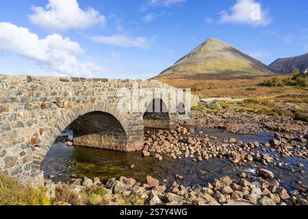 Sligachan Skye - vecchio ponte di Sligachan sul fiume Sligachan a Glen Sligachan sull'Isola di Skye Highlands e isole Scozia Regno Unito Europa Foto Stock