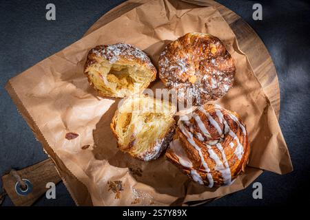 Vari tipi di pasticceria artigianale su una tavola di legno Foto Stock