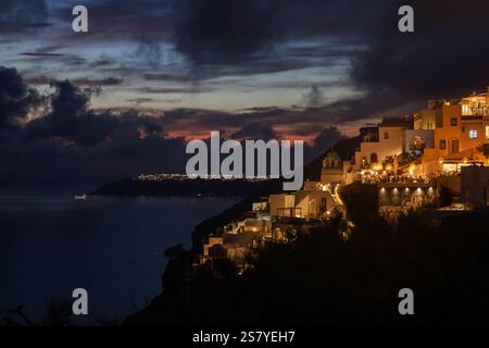 Questa fotografia grandangolare cattura la bellezza mozzafiato di Santorini, in Grecia, mentre l'isola passa dal giorno alla notte. Foto Stock