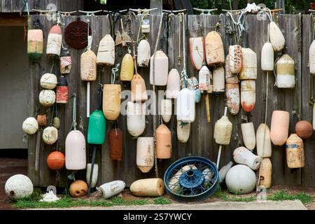 Recinzione in legno con vecchie boe sospese Foto Stock