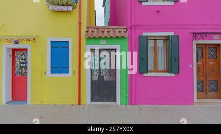 Venezia, Italia - 10 gennaio 2017: Vivid Paint Colourful Houses at Burano Island Winter Day Travel. Foto Stock
