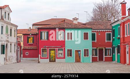 Venezia, Italia - 10 gennaio 2017: Piccola banca di credito agricole con sportello Bancomat presso il Burano Island Winter Day. Foto Stock