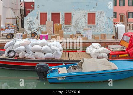 Venezia, Italia - 10 gennaio 2017: Consegna della merce spedizione in barca sull'isola di Burano nel freddo giorno invernale. Foto Stock