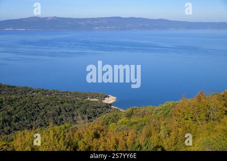 La baia del Quarnero vicino a Cherso in Croazia in una giornata di sole in autunno, cielo blu Cherso Croazia Foto Stock