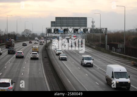 Una vista del gantry dell'autostrada Orbital M25 London tra le uscite 17 e 18 installato con telecamere Stealth Speed pronte a catturare gli automobilisti in velocità Foto Stock