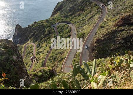Strade tortuose lungo le ripide scogliere di Madeira in Portogallo Foto Stock