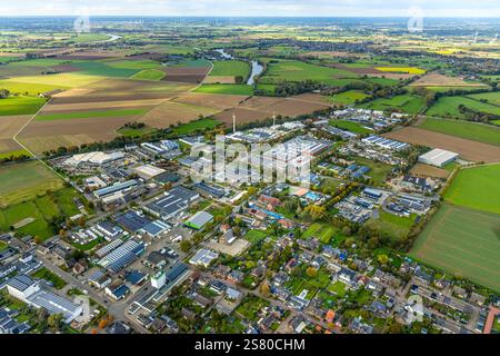 Vista aerea, zona industriale Empeler Straße, prati e campi, Bienener Altrhein, Millinger Meer e Hurler Meer sullo sfondo, Rees, Lower RH Foto Stock