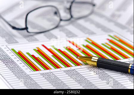 Kalkulation der Finanzen Ein Kugelschreiber liegt auf einem Tabellenblatt mit einem grafico *** calcolo delle finanze Una penna a sfera giace su uno spread Foto Stock