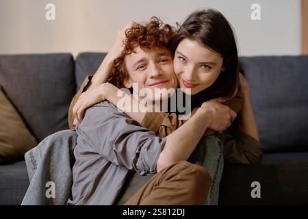 Ritratto medio ravvicinato di una giovane coppia caucasica che si abbraccia e posa per una foto Foto Stock