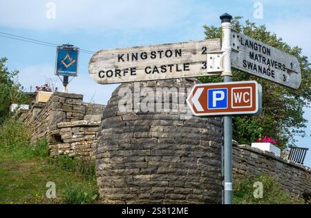 Cartello stradale a Worth Matravers che indirizza i visitatori a Kingston, Swanage e Corfe Castle a Purbeck, Dorset, Inghilterra, Regno Unito Foto Stock