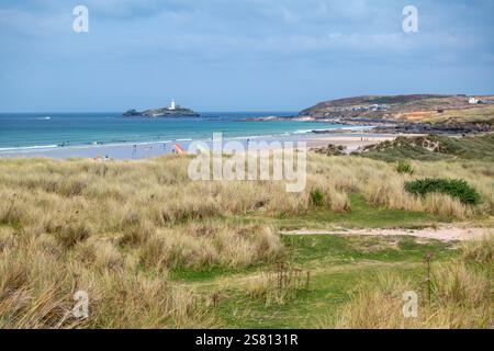 Vista panoramica sulle splendide dune di sabbia di Gwithian Beach con il faro di Godrevy in lontananza in Cornovaglia, Inghilterra, Regno Unito Foto Stock