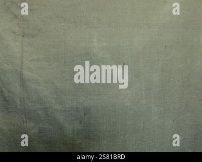 trama di tela cerata ruvida di colore verde sporco primo piano, sfondo in tessuto della tenda o vista macro mimetica, vecchia tela ruvida sporca e ruvida Foto Stock