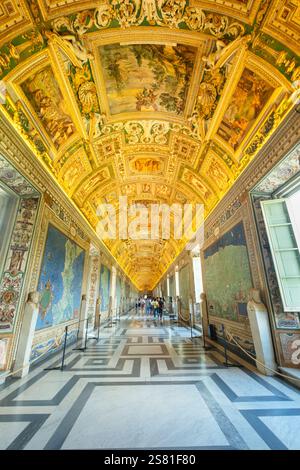 Ampia prospettiva degli interni e dei dettagli architettonici della Galleria delle carte geografiche, città del Vaticano, Roma, Italia Foto Stock