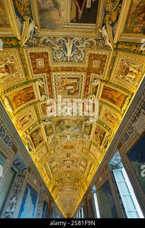 Ampia prospettiva degli interni e dei dettagli architettonici della Galleria delle carte geografiche, città del Vaticano, Roma, Italia Foto Stock