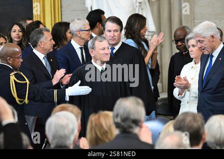 Washington, DC. 20 gennaio 2025. Il giudice capo della Corte Suprema DEGLI STATI UNITI John Roberts e il giudice della Corte Suprema Brett Kavanaugh arrivano per la cerimonia di inaugurazione prima che Donald Trump presti giuramento come 47° presidente degli Stati Uniti nella Capitol Rotunda a Washington, DC, il 20 gennaio 2025. (Foto di SAUL LOEB/POOL/AFP) credito: dpa/Alamy Live News Foto Stock