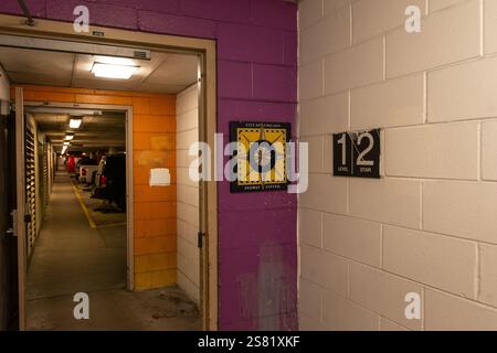 Chicago, Illinois, USA - 13 gennaio 2025: Sistema Pedway sotterraneo di Chicago con segnaletica stradale all'interno di un parcheggio. Foto Stock