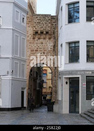 L'Arco de la Rosa collega Plaza de la Catedral con il Barrio del Pópulo a Cádiz in Spagna Foto Stock