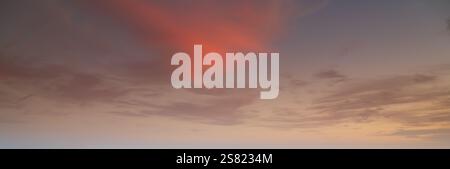 Un panorama del cielo al tramonto o all'alba. Cielo rosso. Alta risoluzione. Foto Stock