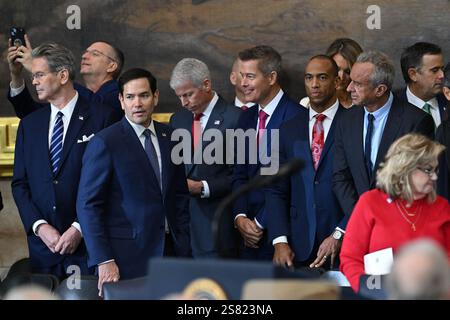 (L-R) Segretario del Tesoro candidato Scott Bessent, Segretario per gli affari Veterani candidato Doug Collins, Segretario di Stato candidato Marco Rubio, Segretario dell'energia candidato Chris Wright, Segretario dei trasporti candidato Sean Duffy, Segretario degli alloggi e dello sviluppo urbano candidato Scott Turner e Segretario della salute e dei servizi umani candidato Robert F. Kennedy Jr. Presenziano alla cerimonia di inaugurazione prima che Donald Trump presti giuramento come il 47 ° Presidente nel Campidoglio, Washington DC, 2025. Foto della piscina di Saul Loeb/UPI Foto Stock