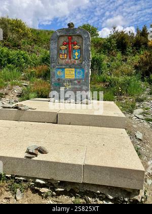 Pietra di segnalazione che i pellegrini sul cammino Frances vedono mentre passano da Castiglia y Leon alla Galizia. Foto Stock