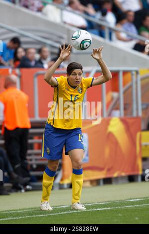 Linda Forsberg, svedese, lancia la palla in gioco durante la partita del terzo posto della Coppa del mondo femminile FIFA contro la Francia alla Rhein Neckar Arena il 16 luglio 2011 a Sinsheim, Germania. Solo per uso editoriale. Uso commerciale vietato. (Fotografia di Jonathan Paul Larsen / Diadem Images) Foto Stock