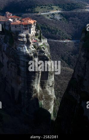 Vista del Monastero di Varlaam a Meteora, in Grecia, arroccato sulla cima delle torreggianti scogliere di arenaria. È un sito patrimonio dell'umanità dell'UNESCO. Foto Stock