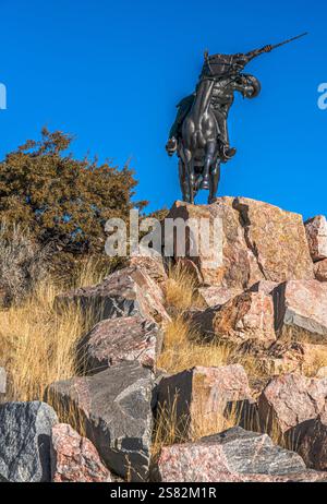 Buffalo Bill Cody la statua di bronzo scout su cavallo sulla formazione rocciosa si trova in Circle Street a Cody, Wyoming. Questo monumento risale a 1924, cento anni fa. Foto Stock