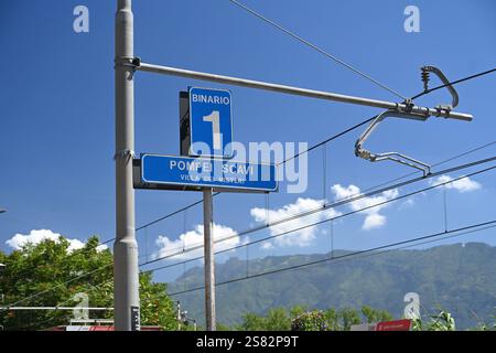 Dalla stazione ferroviaria di Pompei alle rovine di Pompei, patrimonio dell'umanità dell'UNESCO Foto Stock
