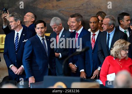 (L-R) Scott Bessent, Segretario per gli affari dei Veterani Doug Collins, Segretario di Stato candidato Marco Rubio, Segretario per l'energia candidato Chris Wright, Segretario dei trasporti candidato Sean Duffy, Segretario degli alloggi e dello sviluppo urbano candidato Scott Turner e Segretario della salute e dei servizi umani candidato Robert F. Kennedy Jr. Presenziano alla cerimonia di inaugurazione prima che Donald Trump giurasse come il 47° Presidente degli Stati Uniti d'America a Washington DC, il 20 gennaio 2025. (Foto di SAUL LOEB/POOL/AFP) Foto Stock