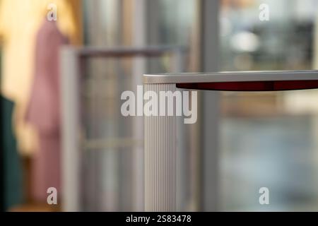 Un cancello d'ingresso scanner all'avanguardia progettato per prevenire furti nei negozi di abbigliamento, garantendo sicurezza e tranquillità per i rivenditori e i clienti Foto Stock