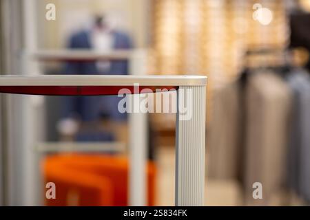 Un cancello d'ingresso scanner all'avanguardia progettato per prevenire furti nei negozi di abbigliamento, garantendo sicurezza e tranquillità per i rivenditori e i clienti Foto Stock